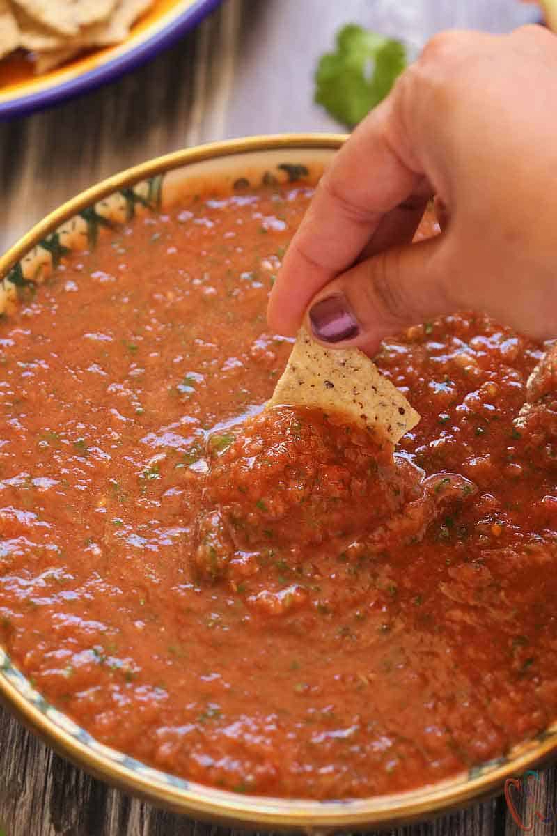 Homemade Salsa Restaurant Style - Comes together in 5 minutes and tastes just like it came from Mexican food restaurant! So much better than a store bought jar salsa.