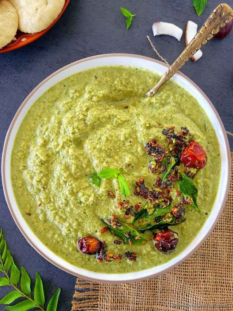 close up shot of mint coconut chutney