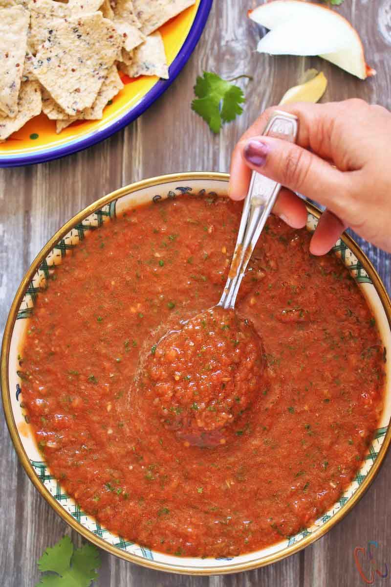 Homemade Salsa Restaurant Style - Comes together in 5 minutes and tastes just like it came from Mexican food restaurant! So much better than a store bought jar salsa.