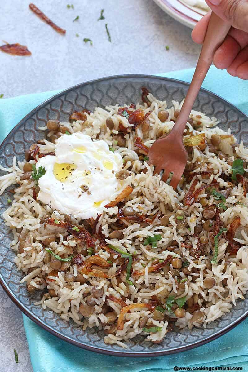 Instant Pot Mujadara (Mujaddara) - A signature Middle Eastern dish made with lentils and rice and garnished with crispy fried onions! It is gluten free, vegan and one of the most comforting one pot meal! It is one of the favorite Vegetarian side dishes and it is protein rich filling meal.