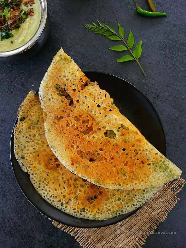 showing crisp texture of rava dosa