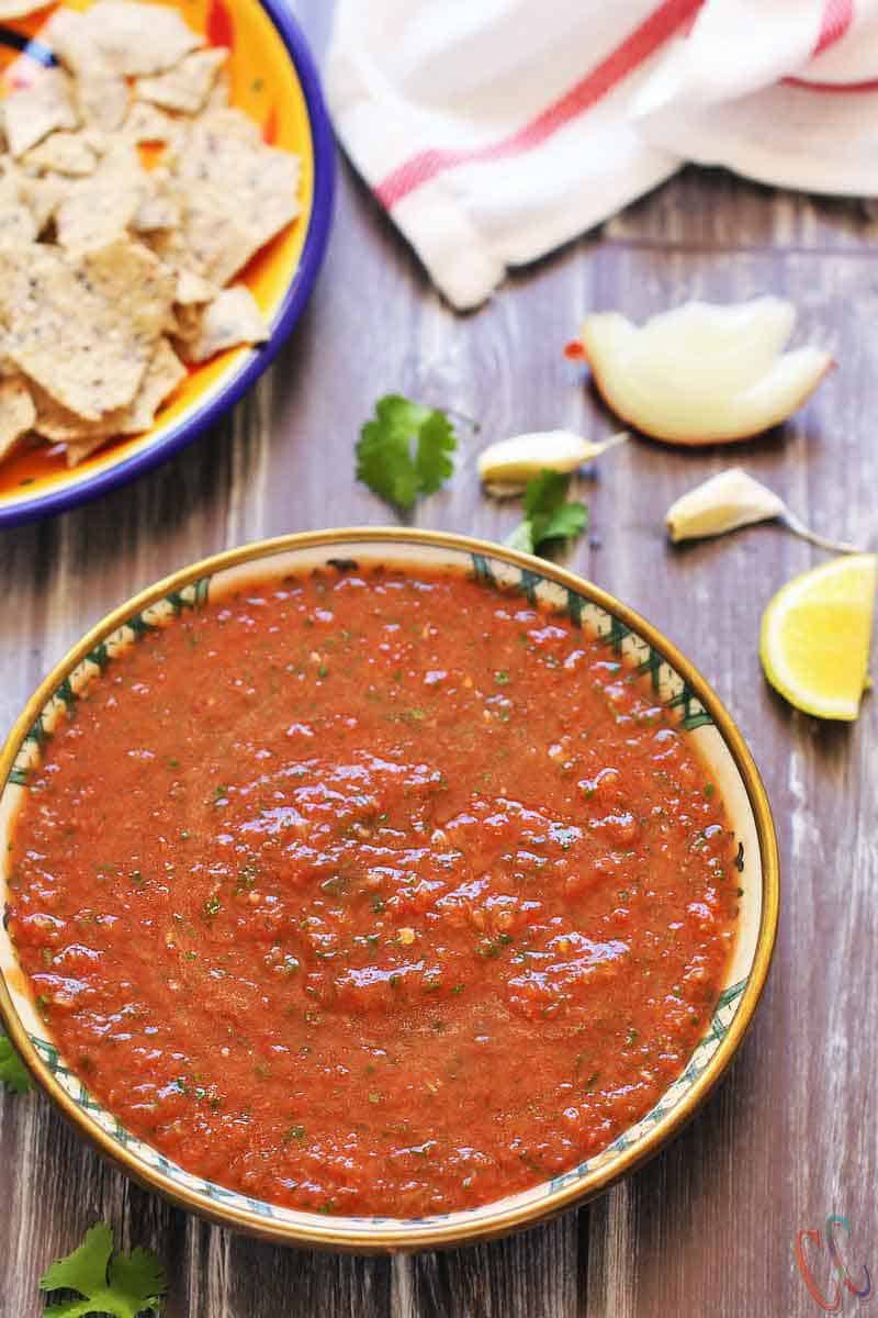 Homemade Salsa Restaurant Style - Comes together in 5 minutes and tastes just like it came from Mexican food restaurant! So much better than a store bought jar salsa.