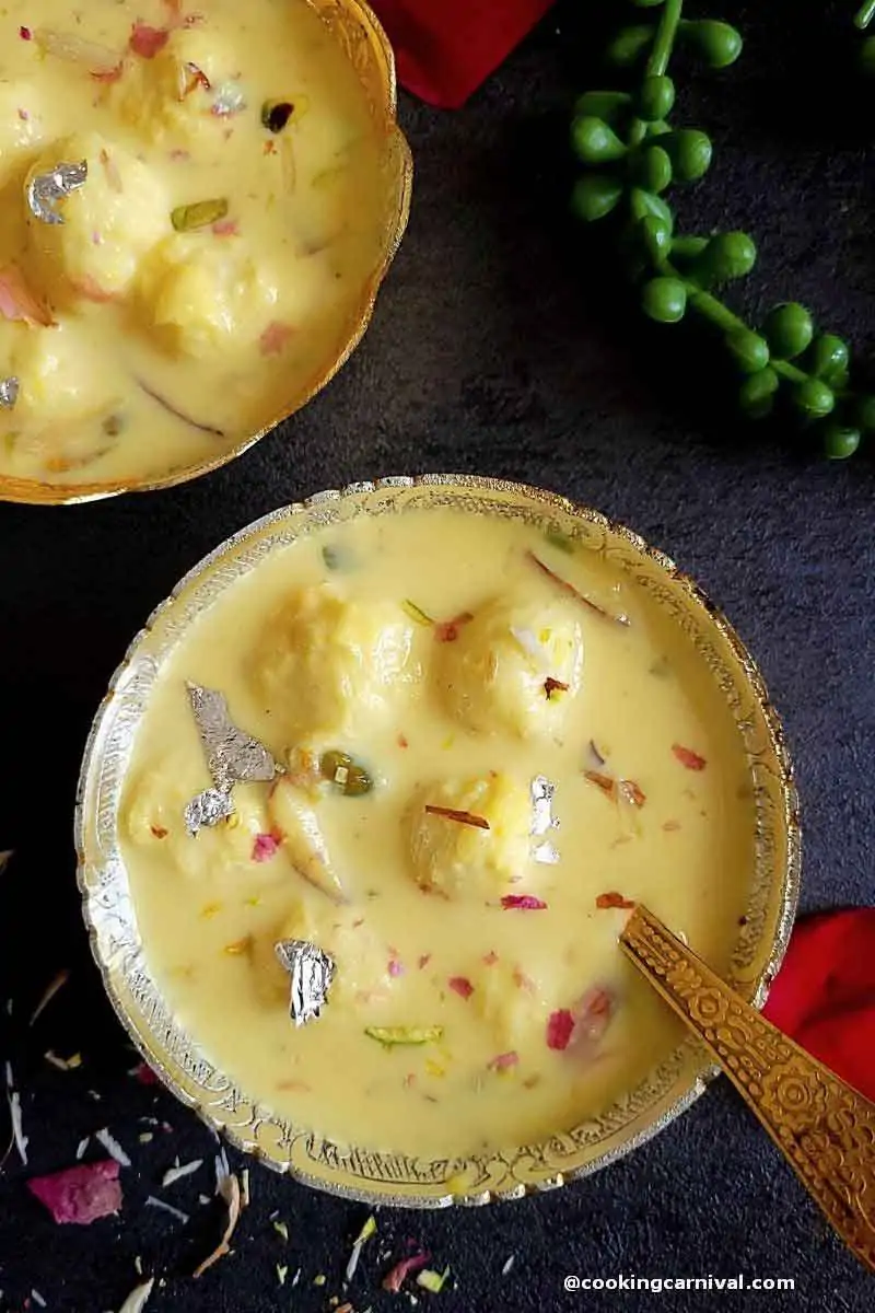 Angoori rabdi in a bowl with spoon