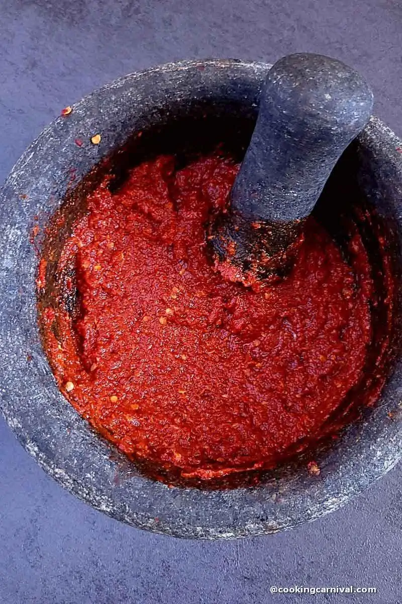 Lahsun ki chuntey made in mortar and pestle