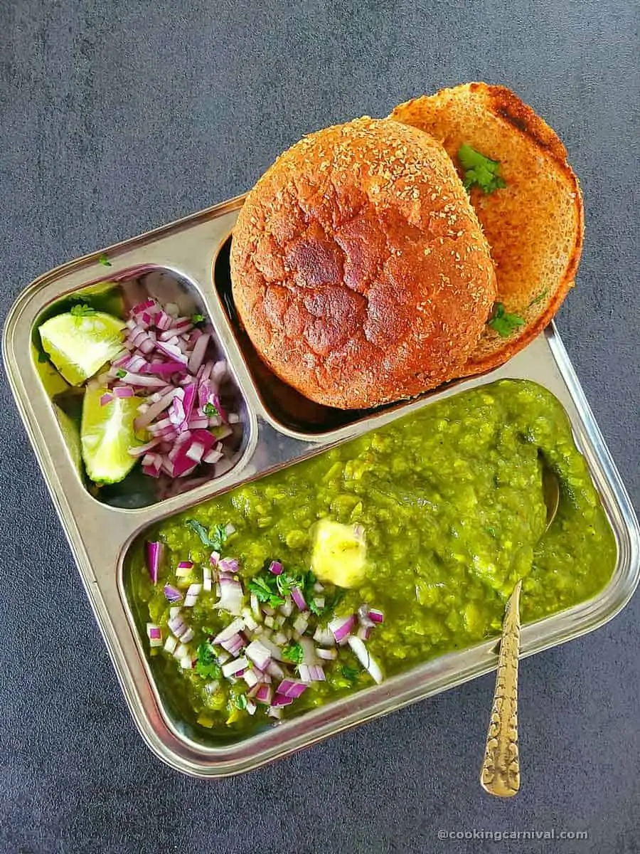 Bhaji, pav, onion, lime and toasted pav in a plate