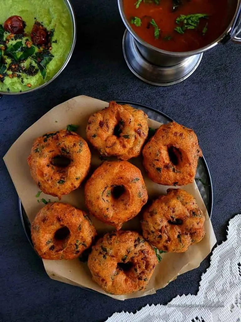 Medu vadas in a plate