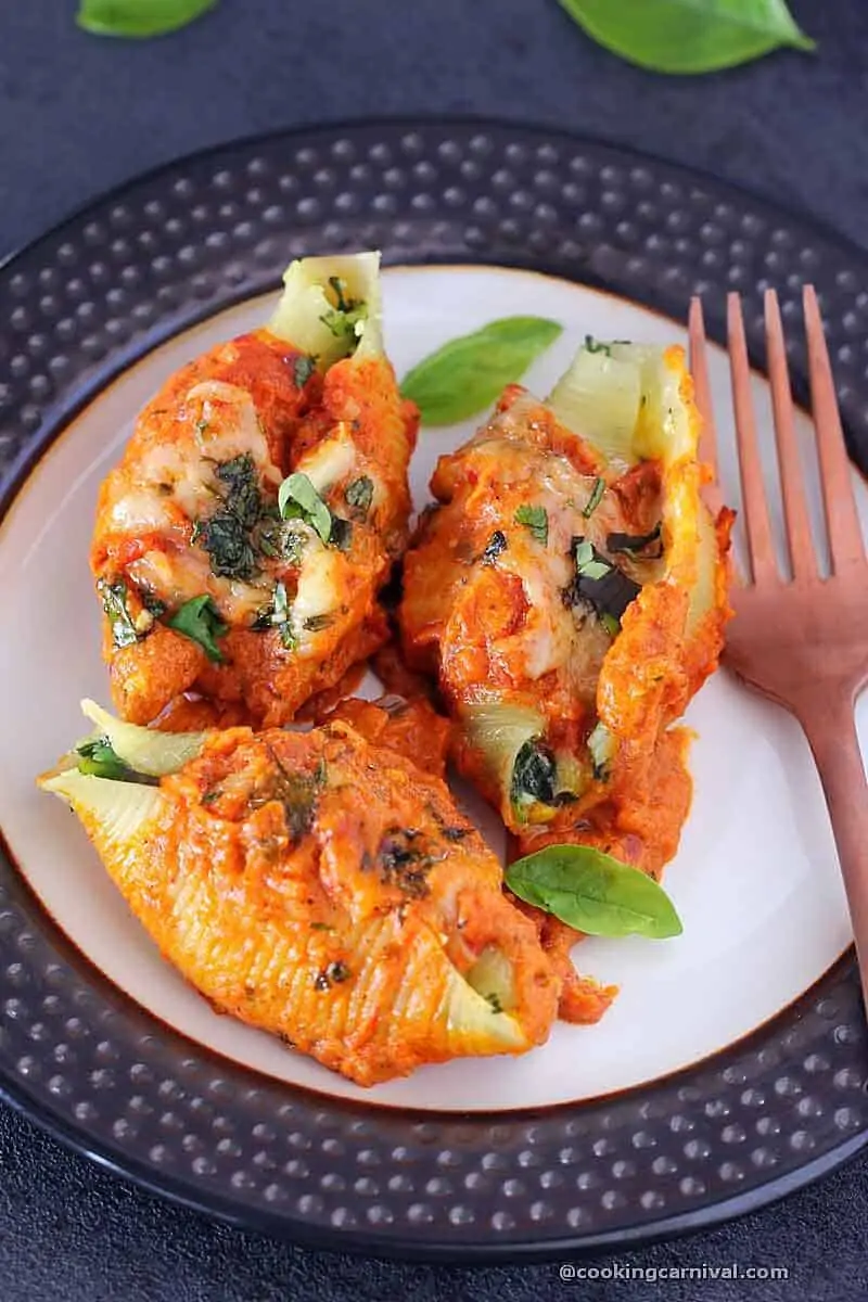 vegetable Stuffed shells served in a plate