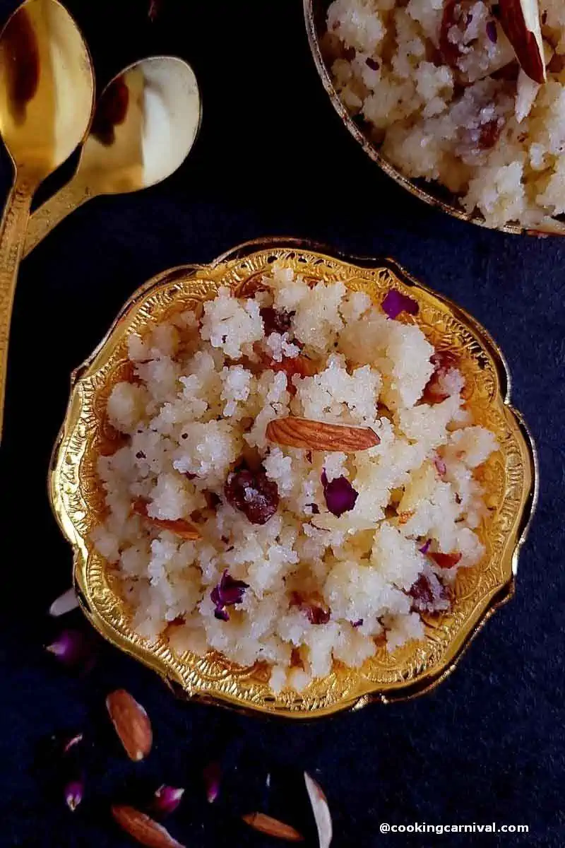 suji halwa in a bowl.